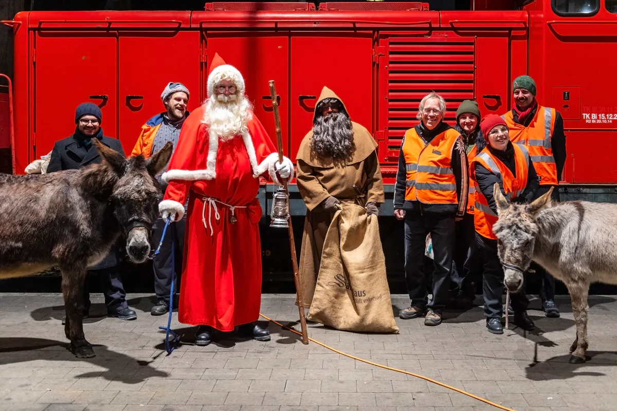 Beim Gruppenfoto machten auch die beiden Esel mit. Grosser Andrang beim Samichlaus in Bauma.